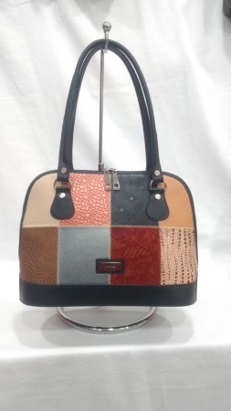 Baúl CUADROS Rojo, 100% cuero y forrado en su interior